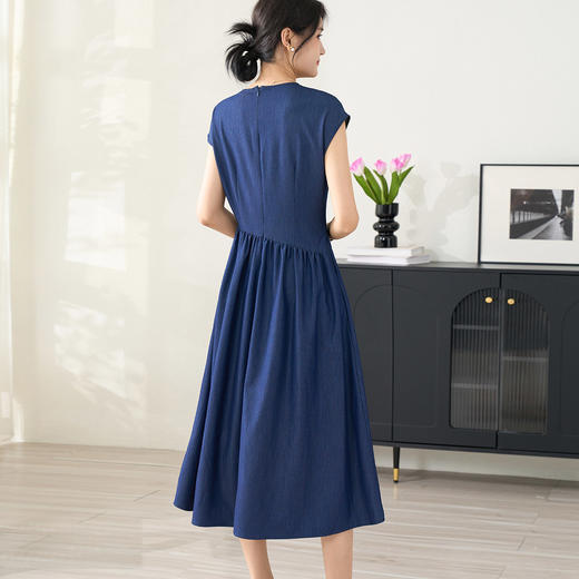 剩M 米思阳2024夏季新款仿天丝牛仔面料简约通勤V领连衣裙设计感收腰飞飞袖长裙子女 商品图3