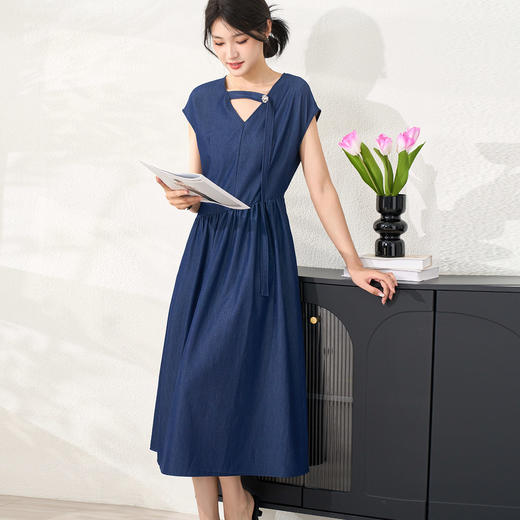 剩M 米思阳2024夏季新款仿天丝牛仔面料简约通勤V领连衣裙设计感收腰飞飞袖长裙子女 商品图2