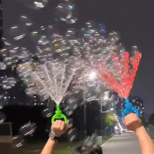 【舞出缤纷夏季】36孔五爪章鱼笑脸泡泡机 开口式设计 轻轻一按 超多泡泡 配套泡泡液 一包抵5瓶！畅玩夏季 商品图3