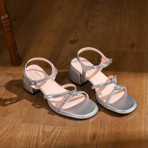 西遇法式绝美凉鞋女新款夏季外穿爱心水钻一字带粗跟凉鞋女鞋V1947194 商品图4