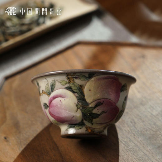问鼎哥窑致巧款压手杯（霁隙夏桃） 商品图1