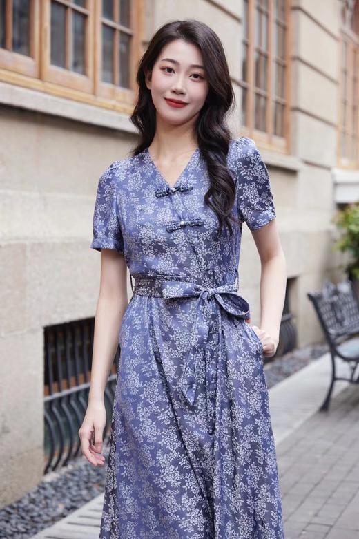 HJ1S79_菘蓝色_连衣裙_四季_气质优雅新中式V领盘扣碎花收腰系带长裙_高级女装_BERNIEELEN 伯妮斯茵 商品图1