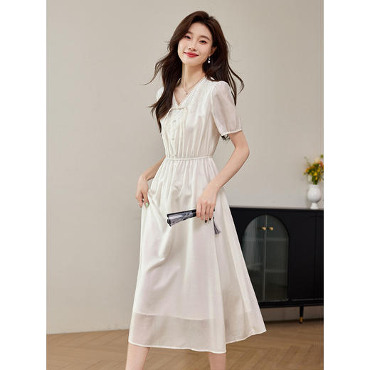 【专属特价】熙世界白色新中式天丝连衣裙2025夏季新款优雅V领国风刺绣裙子 商品图1