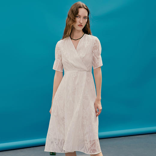 EITIE爱特爱夏季新款V领时尚气质显瘦连衣裙7407152 商品图3