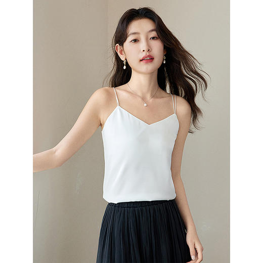 【专属特价】熙世界冰丝缎面吊带背心夏季美背外穿内搭黑白色V领打底衫上衣 商品图1