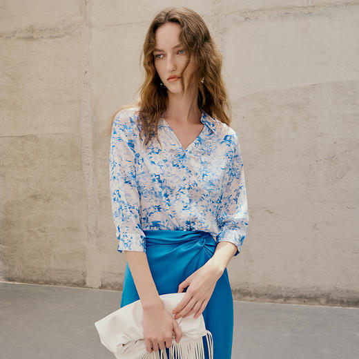 EITIE爱特爱夏款新品V领显瘦印花衬衣7409111 商品图4