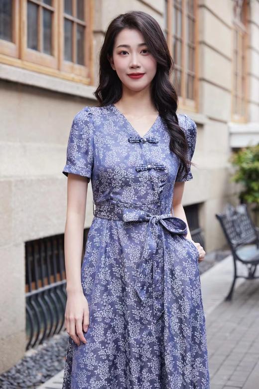 HJ1S79_菘蓝色_连衣裙_四季_气质优雅新中式V领盘扣碎花收腰系带长裙_高级女装_BERNIEELEN 伯妮斯茵 商品图0