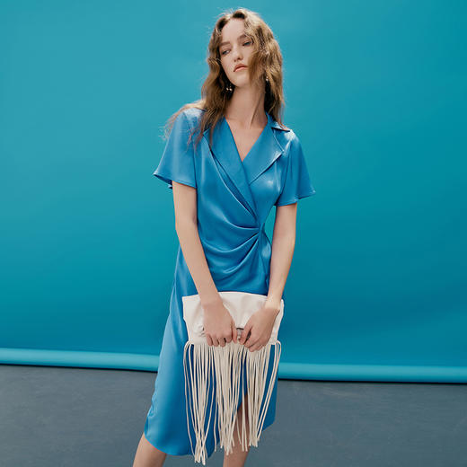 EITIE爱特爱夏季新款气质优雅翻领显瘦裙摆开叉连衣裙7407161 商品图2