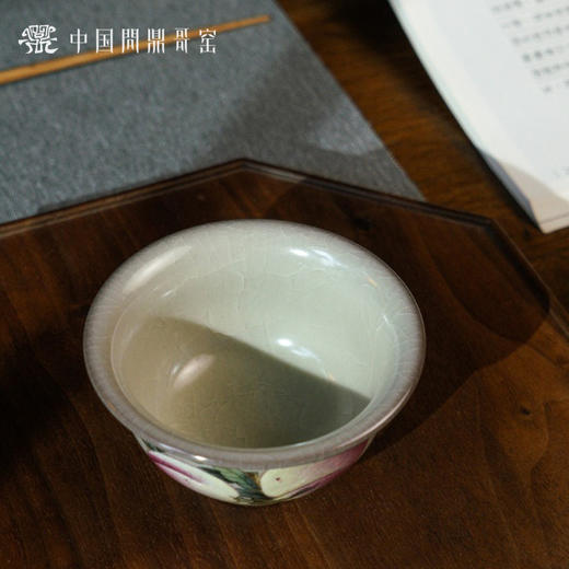 问鼎哥窑致巧款压手杯（霁隙夏桃） 商品图3
