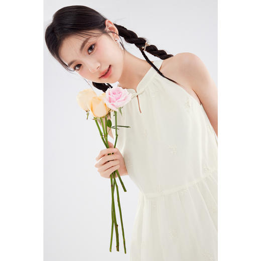 【严选】诗凡黎甜美风米色中式绣花挂脖连衣裙2024夏新款蝴蝶结中长裙SF6392161 商品图3