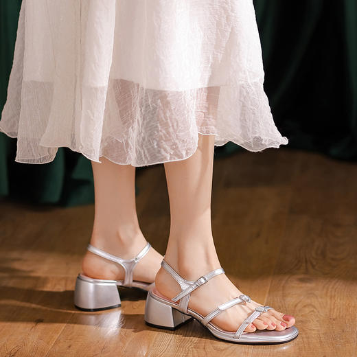 西遇法式绝美凉鞋女新款夏季外穿爱心水钻一字带粗跟凉鞋女鞋V1947194 商品图3