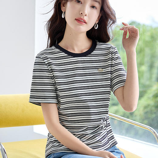 【专属特价】熙世界黑白条纹正肩T恤短袖夏2025新款复古撞色圆领设计感上衣 商品图1