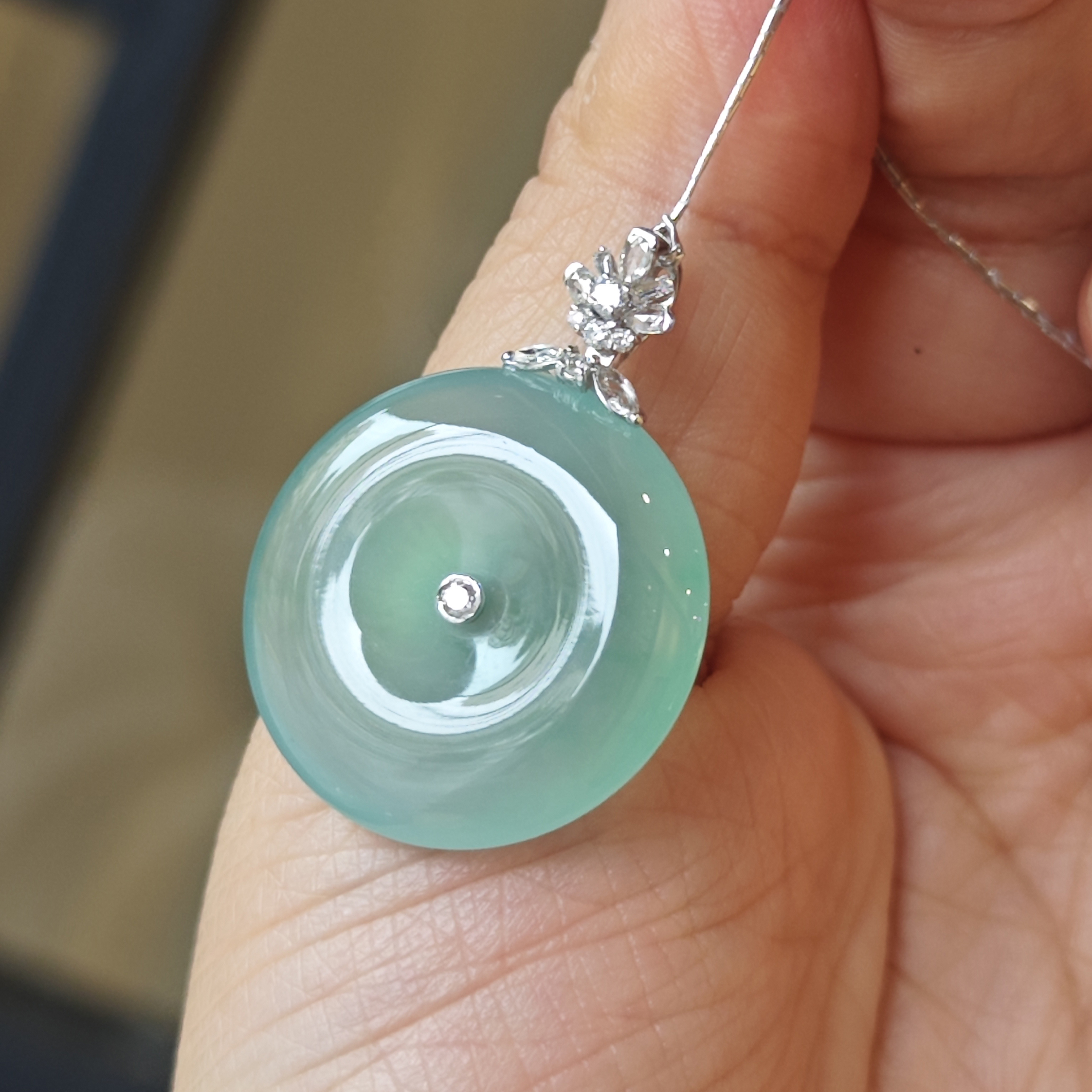 冰晴绿镶钻翡翠玉扣