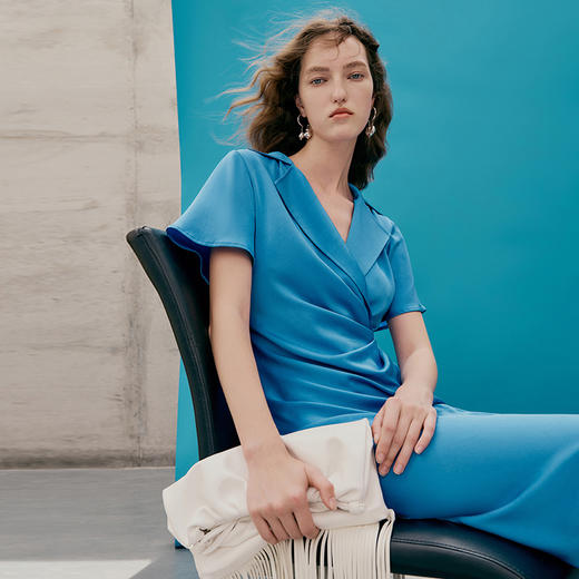 EITIE爱特爱夏季新款气质优雅翻领显瘦裙摆开叉连衣裙7407161 商品图1