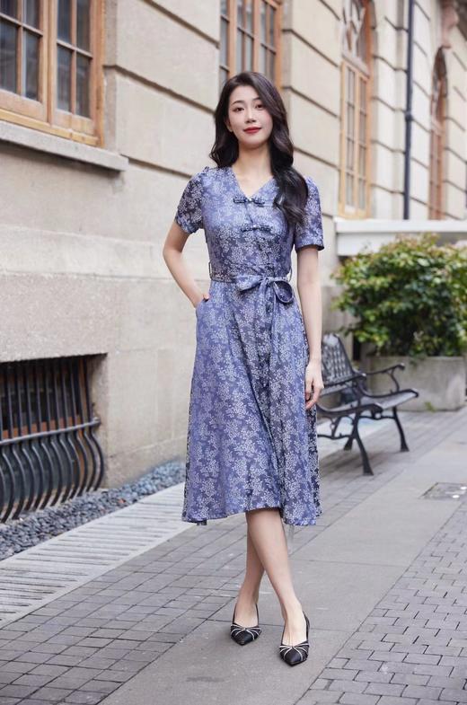 HJ1S79_菘蓝色_连衣裙_四季_气质优雅新中式V领盘扣碎花收腰系带长裙_高级女装_BERNIEELEN 伯妮斯茵 商品图2