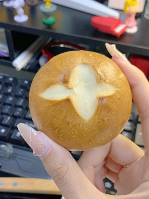 ❤️【叮咚熊海盐芝士碱水球面包】🍒1、外观小巧可爱，外皮金黄，一口下去就能感受到那浓郁的麦香和淡淡的碱水味 🍂 商品图3