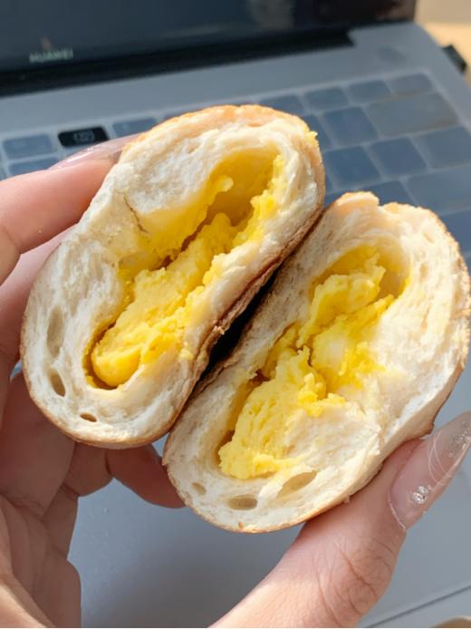 ❤️【叮咚熊海盐芝士碱水球面包】🍒1、外观小巧可爱，外皮金黄，一口下去就能感受到那浓郁的麦香和淡淡的碱水味 🍂 商品图4