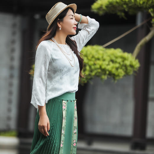 【林栖设计小店】【现货】生活在左桑蚕丝罗提花海棠红真丝衫气质复古设计感2023秋冬新品不规则上衣女1934192 商品图8