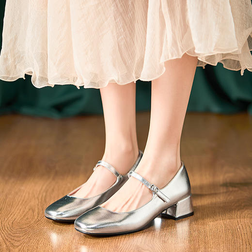 西遇法式玛丽珍鞋女新款早春百搭方头一字带中跟粗跟银色单鞋V2547246 商品图4