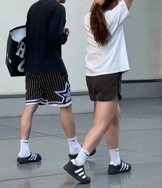 黑白经典贝壳头 一体成型发泡拖鞋 商品图1