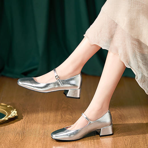 西遇法式玛丽珍鞋女新款早春百搭方头一字带中跟粗跟银色单鞋V2547246 商品图3