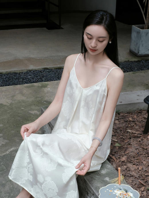 盛唐婧 |桑蚕丝芍药花开百搭吊带裙 商品图2