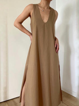 Semplicita | K07 深U领无袖开衩连衣裙  [ 驼 ]