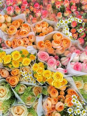 💐随机混搭盲盒花束🌺12支花，25-30个花苞，开团💰39.9❗️花的仪式感永远不会过时 🚛顺丰冷链/德邦空运/中通空运 ✅主花主要是玫瑰/向日葵/康乃馨 ✅随机混搭，手工包装！