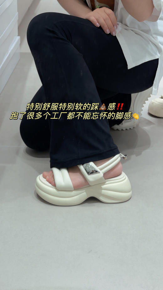 双色可选夏季小羊皮面包凉鞋——chao级软糯的脚感，穿上根本不想脱！魔术贴松糕凉鞋 可以自由调节松紧 脚感如履平地不打滑  | 6.5公分厚底 穿上一秒变身大长腿、轻松拉伸比例！日常休闲百搭 商品图5