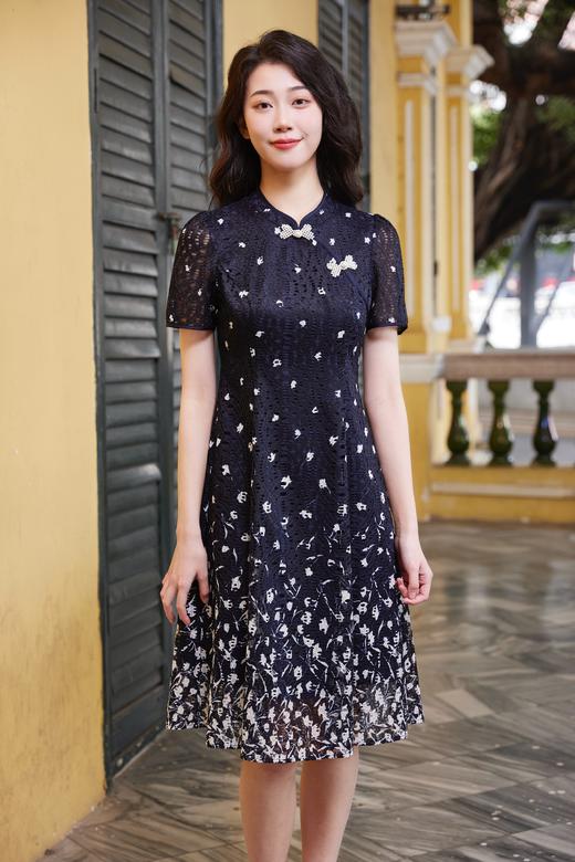 HJ1S71_帝释青色_连衣裙_四季_气质优雅新中式立领盘扣蕾丝提花短袖收腰显瘦百搭_高级女装_BERNIEELEN 伯妮斯茵 商品图0