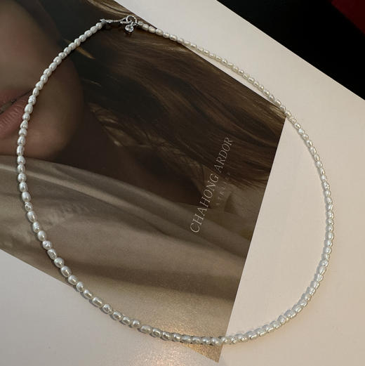 甄珠贝 法式轻盈 淡水keshi 2-3mm 日常百搭 冷光chao亮 很有质感（单层哦，首图是戴三条或三圈长度的效果） 商品图8