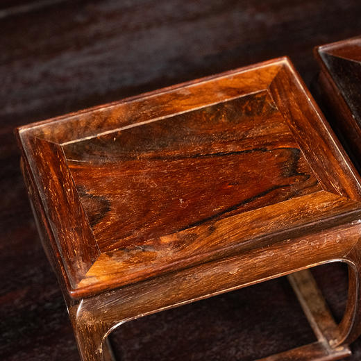 二十世纪 红木拦水线彭牙鼓腿带托泥方形器座（一对） 商品图2