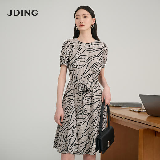 【商场同款】CJDJ518  “ 艺术线条连衣裙 ”  雅致灰色连衣裙 商品图4