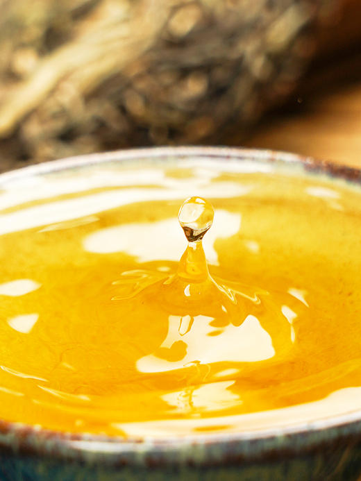 【冰岛王】2024年头春头采  茶韵淸劲如山风呼啸 近几年升值最快的普洱山头 357克/饼拍5发6拍20发25 商品图8