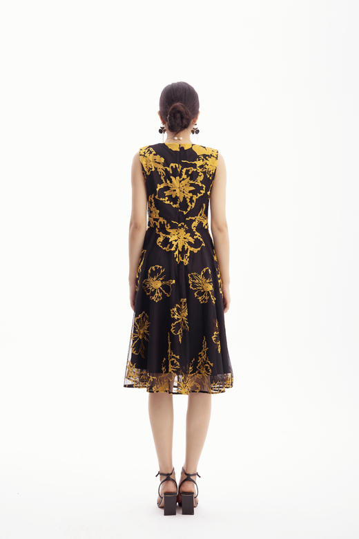 HJ2S63_赤金色_连衣裙_夏季_气质优雅金色花卉刺绣圆领无袖收腰显瘦 A 字中裙_高级女装_BERNIEELEN 伯妮斯茵 商品图6