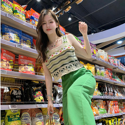 【辣妹方领吊带背心】镂空针织上衣女 夏季新款 甜美设计感 显瘦条纹上衣  商品图3