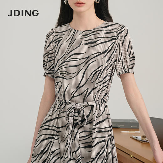 【商场同款】CJDJ518  “ 艺术线条连衣裙 ”  雅致灰色连衣裙 商品图0