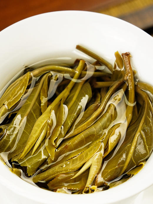 【冰岛王】2024年头春头采  茶韵淸劲如山风呼啸 近几年升值最快的普洱山头 357克/饼拍5发6拍20发25 商品图3