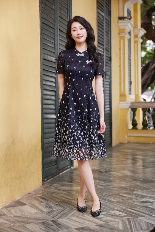 HJ1S71_帝释青色_连衣裙_四季_气质优雅新中式立领盘扣蕾丝提花短袖收腰显瘦百搭_高级女装_BERNIEELEN 伯妮斯茵 商品图3