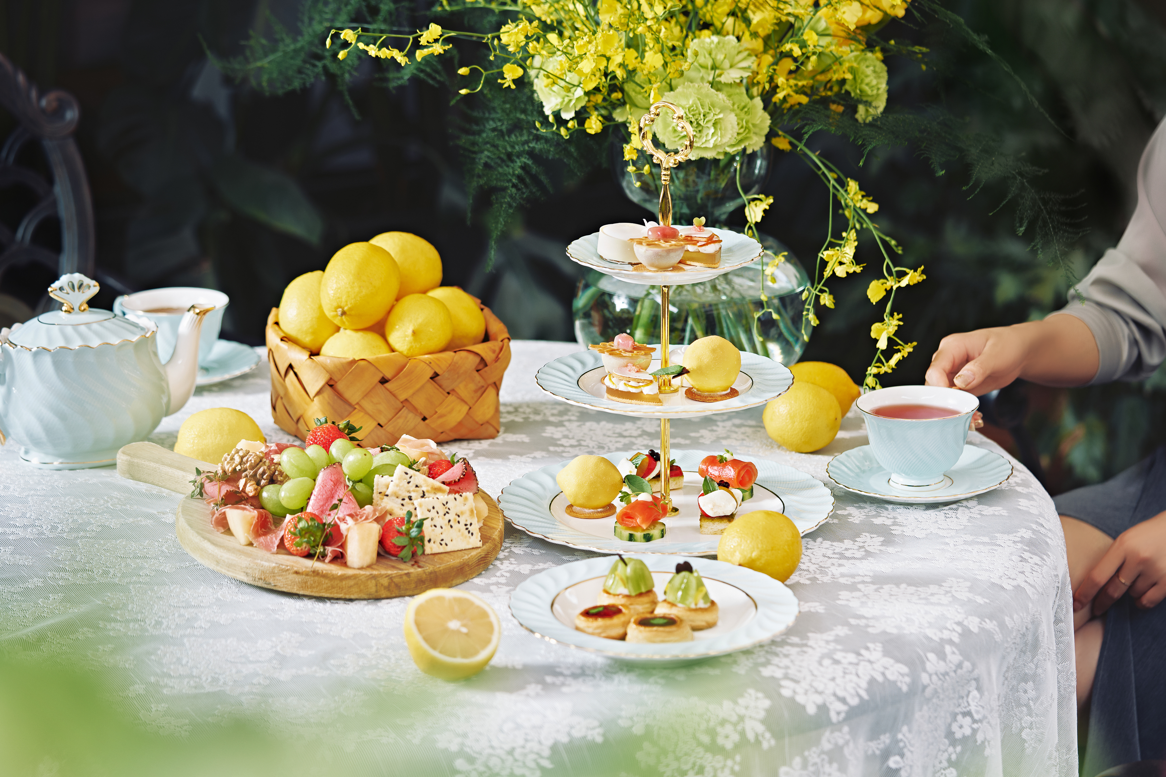 【麓山安珀酒店  柠檬幻想•花园下午茶  】  枝蔓攀升，夏色弥深 以酸为引，搭配缤纷果味 一口遁入缥缈的清爽之中