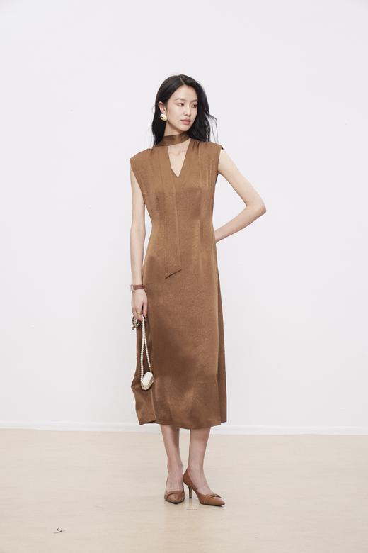 HJ2S91_漆黑色/栗壳色_挂脖连衣裙_夏季_设计感飘带 V 领无袖提花缎面收腰显瘦长款_高级女装_BERNIEELEN 伯妮斯茵 商品图1