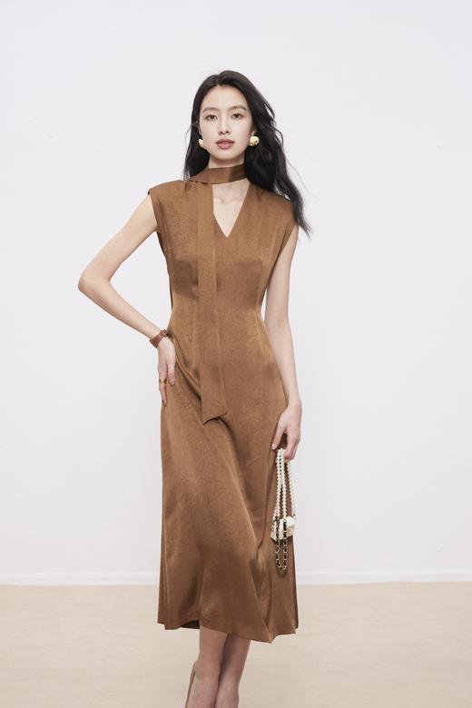 HJ2S91_漆黑色/栗壳色_挂脖连衣裙_夏季_设计感飘带 V 领无袖提花缎面收腰显瘦长款_高级女装_BERNIEELEN 伯妮斯茵 商品图0