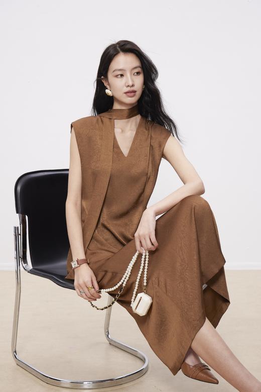 HJ2S91_漆黑色/栗壳色_挂脖连衣裙_夏季_设计感飘带 V 领无袖提花缎面收腰显瘦长款_高级女装_BERNIEELEN 伯妮斯茵 商品图2