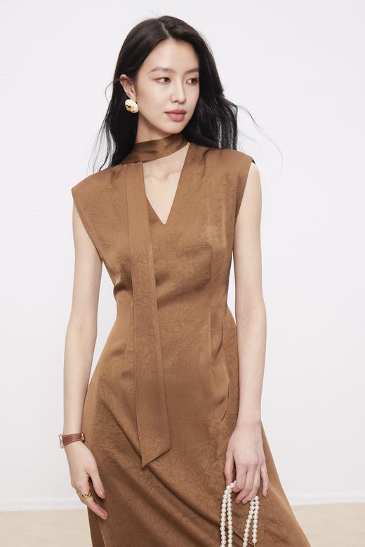 HJ2S91_漆黑色/栗壳色_挂脖连衣裙_夏季_设计感飘带 V 领无袖提花缎面收腰显瘦长款_高级女装_BERNIEELEN 伯妮斯茵 商品图4