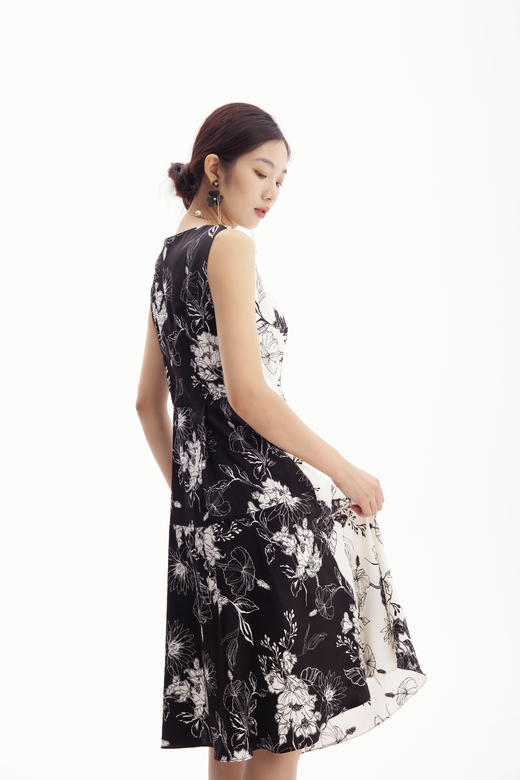HJ2S37_凝脂色_连衣裙_四季_名媛风黑白撞色花卉印花无袖收腰显瘦气质连衣裙_高级女装_BERNIEELEN 伯妮斯茵 商品图10
