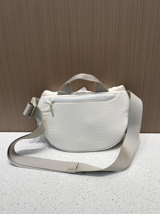 点此购买 露露Curved Crossboby Bag运动休闲款磁吸包 bk 290534 商品图10