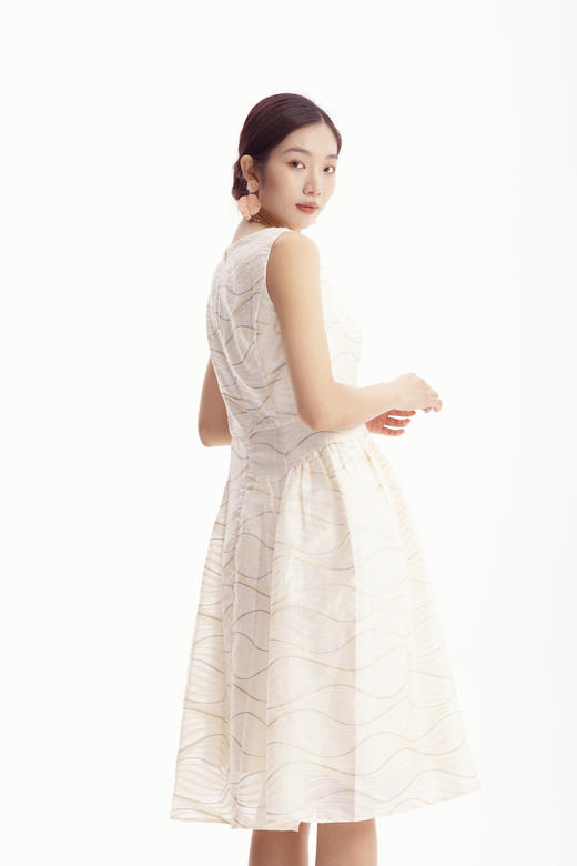 HJ2S66_玉色_连衣裙_四季_优雅复古水波纹金线提花 V 领无袖收腰显瘦中裙_高级女装_BERNIEELEN 伯妮斯茵 商品图3