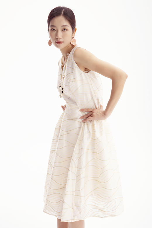 HJ2S66_玉色_连衣裙_四季_优雅复古水波纹金线提花 V 领无袖收腰显瘦中裙_高级女装_BERNIEELEN 伯妮斯茵 商品图5