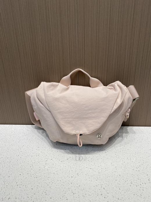 点此购买 露露Curved Crossboby Bag运动休闲款磁吸包 bk 290534 商品图8