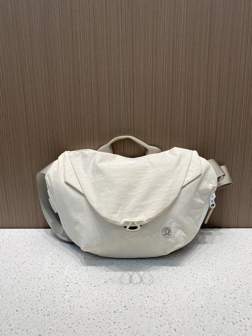 点此购买 露露Curved Crossboby Bag运动休闲款磁吸包 bk 290534 商品图7